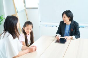 フリースークールの校内に笑顔があふれているか確認しよう。