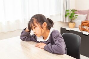 ギフテッドの女の子は素晴らしい才能を持つ一方で、その才能ゆえに生きづらさを感じることがあります。